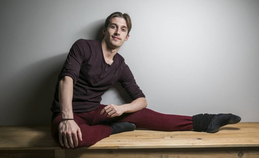 David Yudes, bailarín del Royal Ballet, fotografiado en la cafetería del Teatro Real durante su visita a Madrid para representar 'El lago de los cisnes'.