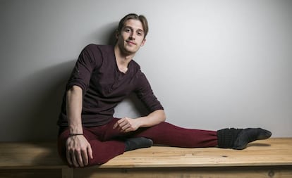 David Navarro Yudes bailarin del Royal Ballet fotografiado en la cafeteria del Teatro Real