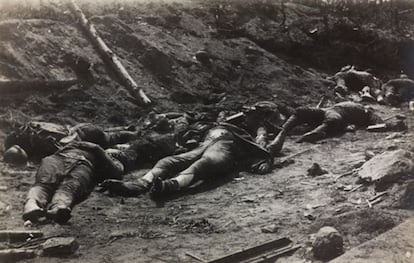 Foto postal anónima que muestra soldados británicos caídos en el frente de batalla entre 1916 y 1917. Tras un primer periodo en el que la mayoría de las fotografías de los soldados alemanes respondían al esquema clásico del posado con uniforme, según avanzó la guerra se pasó a las trincheras, al enfrentamiento cara a cara con la muerte. En esas imágenes el coleccionista y especialista, Dr. Bodo von Dewitz aprecia un tono vouyerista, acorde con los valores victorianos de la moral imperante en el periodo inmediatamente previo al estallido de la guerra.