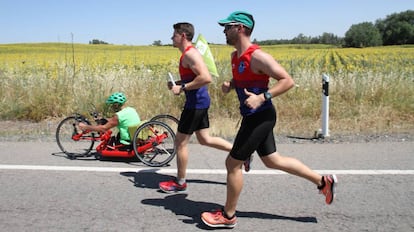 Participantes en la carrera Kilómetros de futuro por el Alzhéimer, en la etapa de Jerez a Lora del Río, en Sevilla.