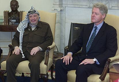 Los esfuerzos del presidente Bill Clinton por anotarse un éxito diplomático antes de abandonar la Casa Blanca fueron vanos. Su propuesta de paz para Oriente Próximo, que contempla la soberanía palestina de la Explanada de las Mezquitas pero también la renuncia al retorno de los refugiados palestinos, no consiguió acercar posiciones. En la imagen, Yasir Arafat con Clinton en Washington, el pasado 3 de enero. (AP)