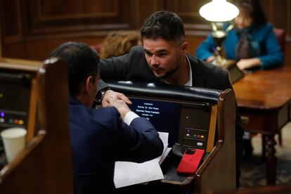 El portavoz de Esquerra Republicana de Catalunya (ERC), Gabriel Rufián (d), saluda al presidente del Gobierno, Pedro Sánchez, en una sesión plenaria del Congreso.