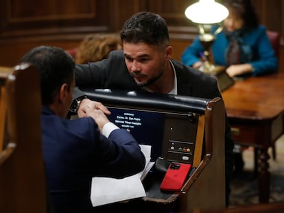 El portavoz de Esquerra Republicana de Catalunya (ERC), Gabriel Rufián (d), saluda al presidente del Gobierno, Pedro Sánchez, en una sesión plenaria del Congreso.