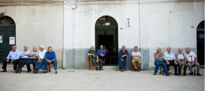 Arriba, vecinos en la plaza de Piana degli Albanesi, cerca de Palermo, una tarde de la semana pasada. Abajo, comedor restaurante de Portella della Ginestra donde se sirven productos biológicos cultivados en las tierras <i>liberadas</i>.