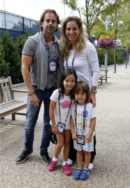 Arantxa Sánchez Vicario junto a Josep Santacana y sus dos hijos en 2011.