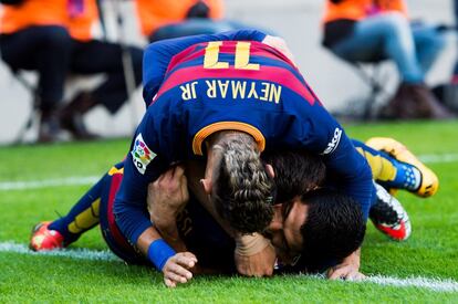 Neymar y Messi sepultan a Luis Suárez después del segundo gol del Barcelona.