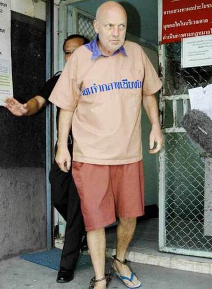 Oliver Rudolf Jufer, de 57 años, vestido con un uniforme de prisión y con grilletes en los tobillos, camina hacia el penitenciario tras ser juzgado por el tribunal de la priovincia de Chiang Mai ,en el norte de Tailandia, a 10 años de cárcel.