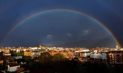 Oviedo con arcoiris y el monte Naranco completamente nublado.