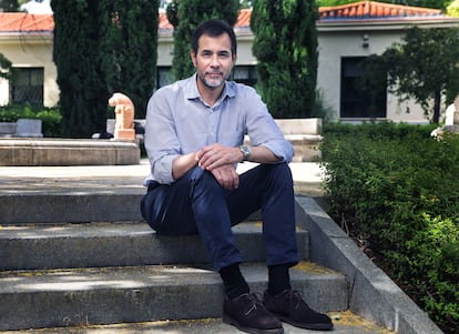 Luis Solano, cuya editorial Libros del Asteroide cumple 20 años, el pasado 19 de junio en los jardines del Real Observatorio Astronómico de Madrid.  