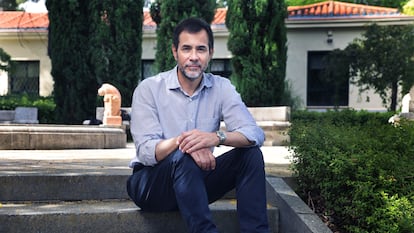 Luis Solano, cuya editorial Libros del Asteroide cumple 20 años, el pasado 19 de junio en los jardines del Real Observatorio Astronómico de Madrid.