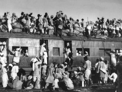 Musulmanes huyen de India a Pakistán tras la independencia en 1947.