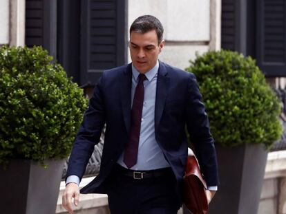 GRAF8363. MADRID, 18/03/2020.- El presidente del Gobierno, Pedro Sánchez, a su llegada este miércoles al Congreso de los Diputados para explicar la declaración del estado de alarma y las medidas para paliar las consecuencias de la pandemia provocada por el coronavirus. EFE/Mariscal POOL