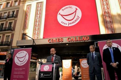 El delegado de Economía, Empleo y Participación Ciudadana, Miguel Ángel Villanueva, durante la presentación de la campaña <i>Sonríe, eres ¡Madrid!</i>.