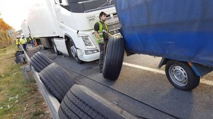 Transportistas cambian las ruedas pinchadas en la AP-7.