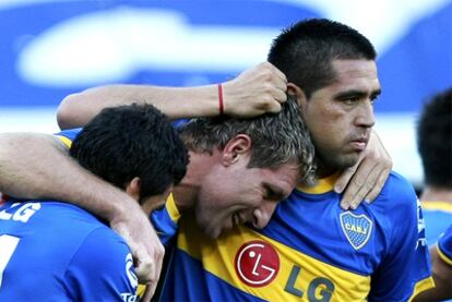 Riquelme celebra a Palermo tras su gol.