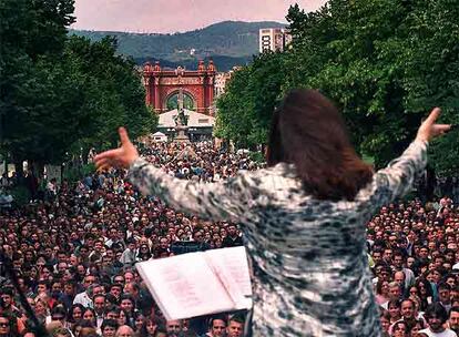 Maria del Mar Bonet, de espaldas, en el Festival por la Paz celebrado en Barcelona en el año 2000.