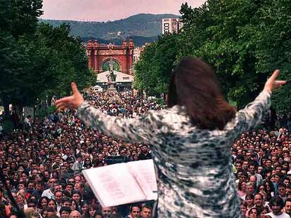 Maria del Mar Bonet, de espaldas, en el Festival por la Paz celebrado en Barcelona en el año 2000.