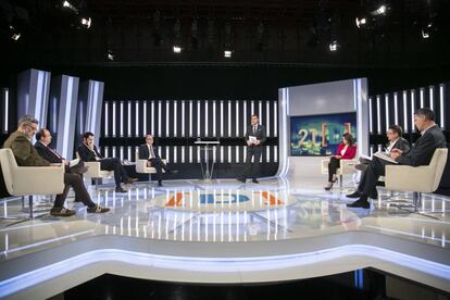 Debate electoral en Television Española con los candidatos Jordi Turull (Junts per Cataluña), Carles Riera (Cup), Inés Arrimadas (Ciudadanos), Roger Torrent (ERC), Miquel Iceta (PSC), Xavier Domenech (Cataluña en Comu), Xavier Garcia Albiol (PP).