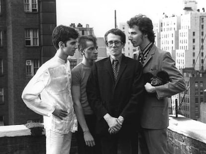 El grupo en Nueva York en 1984. Bid es el primero por la izquierda. A la derecha, Lester Square, guitarrista y decano de arte y diseño en la North London Collegiate School.