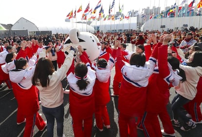 Atletas norcoreanos bailan con la mascota de los Juegos Olímpicos durante la ceremonia de bienvenida celebrada en la Villa Olímpica de Gangneung (Corea del Sur).