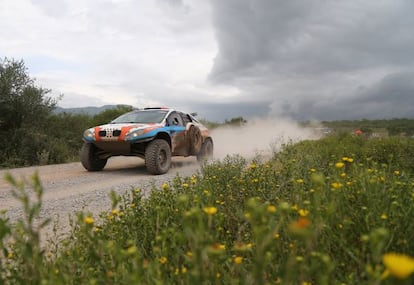 El piloto Lionel Baud y su copiloto Thierry Dezeiraud durante la tercera etapa del Dakar 