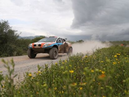 El piloto Lionel Baud y su copiloto Thierry Dezeiraud durante la tercera etapa del Dakar