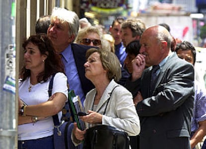 Un grupo de argentinos se agolpa ante una sucursal bancaria ayer en Buenos Aires.