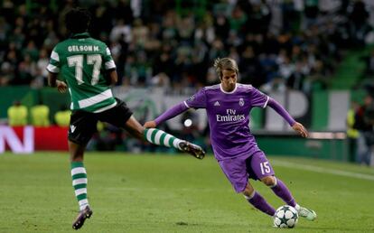 Coentrao ante Gelson en el Sporting-Madrid de la fase de grupos de la Champions. 