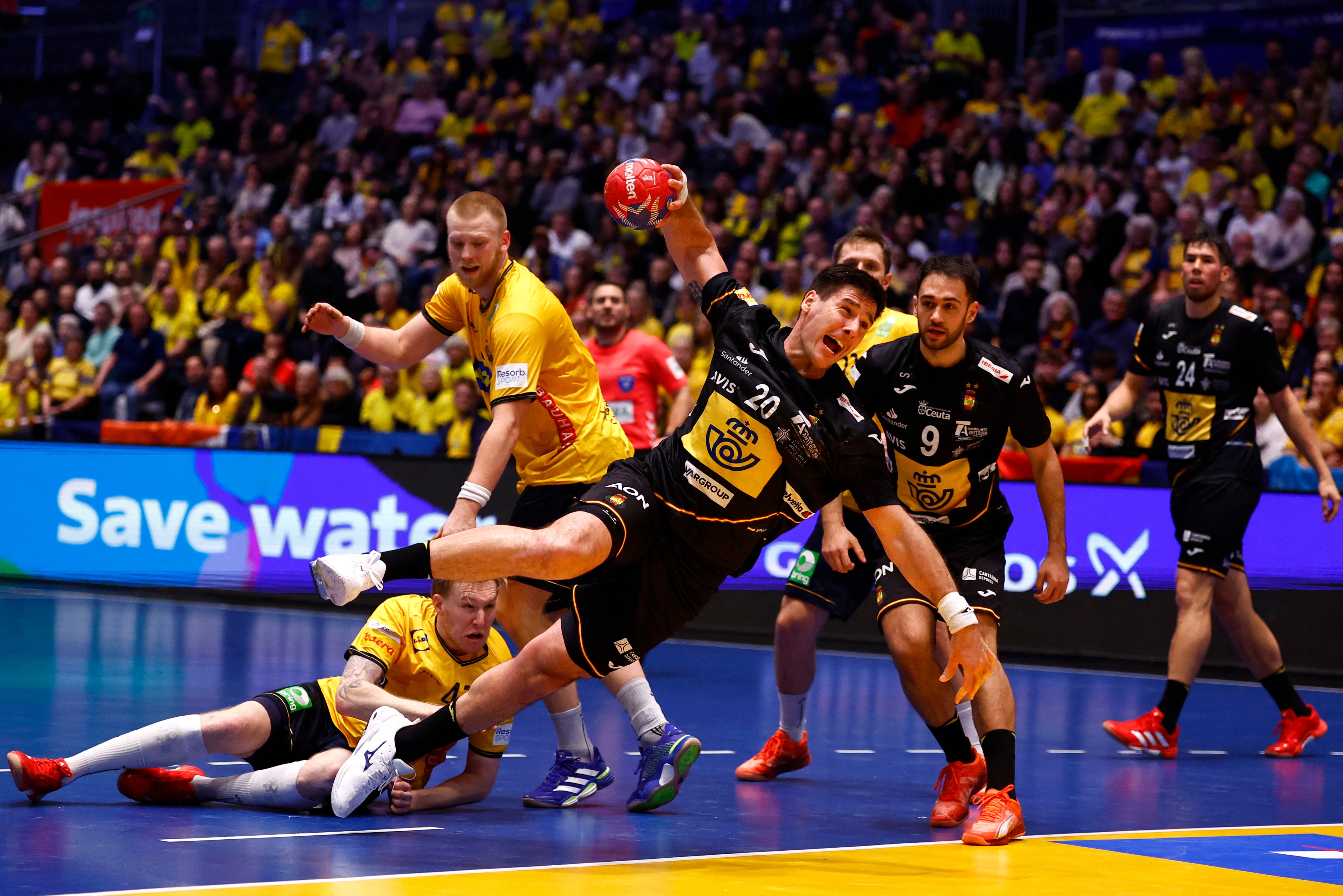 La selección española de balonmano es indomable: se levanta de la nada y rasca un empate ante Suecia