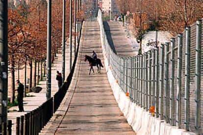 Un policía a caballo vigila la zona de seguridad creada para la Cumbre de Barcelona.