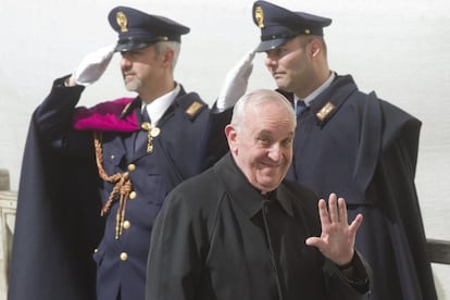 El cardenal argentino Jorge Mario Bergoglio saluda a los periodistas a su salida de la última reunión preparativa del cónclave, en Ciudad del Vaticano, el 11 de marzo de 2013, un día antes de convertirse en el papa Francisco, sucediendo al dimitido Benedicto XVI.