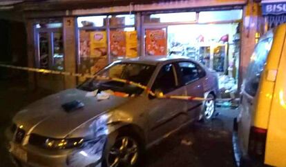 Vehículo tras estrecharse en el local en el barrio madrileño de Usera.