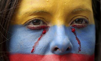 Una manifestante durante las protestas en contra del Gobierno de Iván Duque.