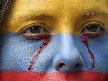 Una manifestante durante las protestas en contra del Gobierno de Iván Duque.