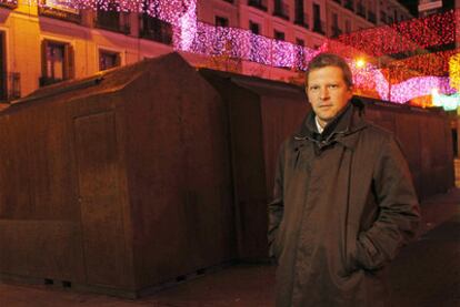 El arquitecto Ben Busche posa ante las casetas navideñas en la plaza de Chueca.