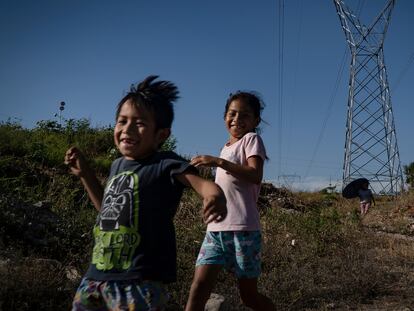 Un par de niños juega en las calles de la Colonia Independencia 2000 en Chiapa de Corzo (Chiapas).