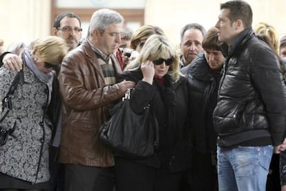 Familiares de Azkue, junto a vecinos de Zarautz y Orio, en una de las concentraciones tras el crimen.