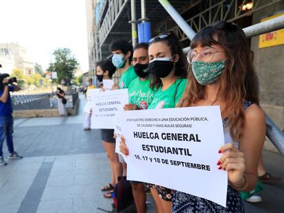 Miembros del Sindicato de Estudiantes anuncian este miércoles ante el Ministerio de Educación una huelga para los días 16, 17 y 18 de septiembre.