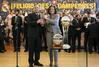 El presidente del Real Madrid, Florentino Pérez, y la alcaldesa de la capital, Ana Botella, sostienen el trofeo de la Copa del Rey de baloncesto 2014.