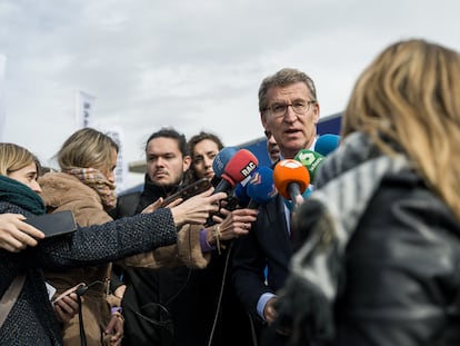 El presidente del Partido Popular, Alberto Núñez Feijóo, atiende a los medios tras su visita al Mobile World Congress 2023, este martes en L'Hospitalet de Llobregat (Barcelona).