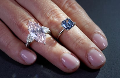 Un diamante rosa tallado en forma de marquesa de siete quilates y un diamante azul con talla escalonada de 3,01 quilates, en una  presentación en Sotheby's en Ginebra en junio de 2020.