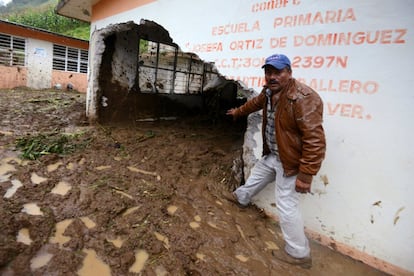 Un habitante del municipio de Temazolapa, en el Estado de Veracruz, al sureste de México, muestra el daño causado en una escuela por un deslave derivado del paso de la tormenta Earl.