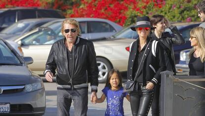 Johnny Hallyday y su mujer Laeticia Hallyday con una de sus hijos en 2013.