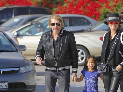 Johnny Hallyday y su mujer Laeticia Hallyday con una de sus hijos en 2013.