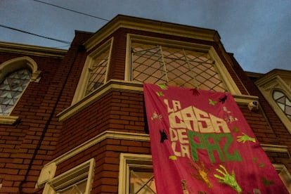 Fachada de 'La Casa de la Paz, en la zona céntrica de Bogotá.