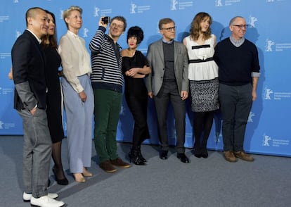 Los miembros del jurado del Festival de Cine de Berlín, el actor chinoTony Leung; la productora estadounidense Barbara Broccoli; la actriz danesa Trine Dyrholm, el cineasta francés Michel Gondry, la pintora y directora de cine iraní Mitra Farahani; el actor austriaco Christoph Waltz; la actriz estadounidense Greta Gerwig, y el productor estadounidense y presidente del jurado, James Schamus, posan para una fotografía de familia durante el comienzo de la 64 edición del Festival de Cine de Berlín (Alemania), 6 de febrero de 2014. 