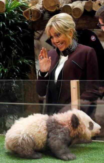 Brigitte Macron, durante la ceremonia en la que fue bautizado 'Yuan Meng'.