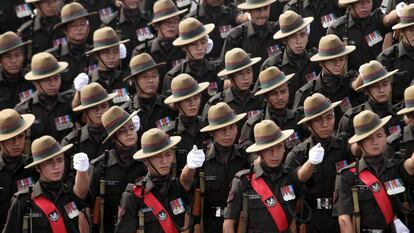 Miembros del ejército indio, durante un ensayo, preparan el desfile del Día de la República. Calcuta, India.