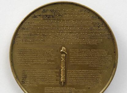 Medalla en honor a Rouget de Liste con el himno de La Marsella, procedente del Museo Arqueológico de Lorca