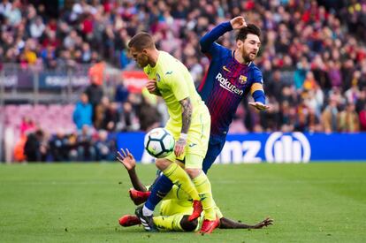 Encontronazo de Messi con los jugadores del Getafe Amath Ndiaye (en el suelo) y Vitorino Antunes.